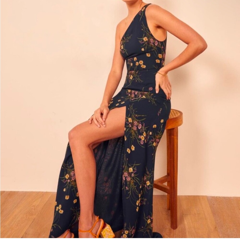 Reformation Evelyn dress size 4 

One shoulder maxi dress, floral version